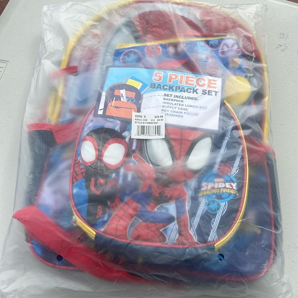 Marvel Spidey 5 pieces backpack, lunch kit, case, keychain and carabiner - Picture 2 of 6